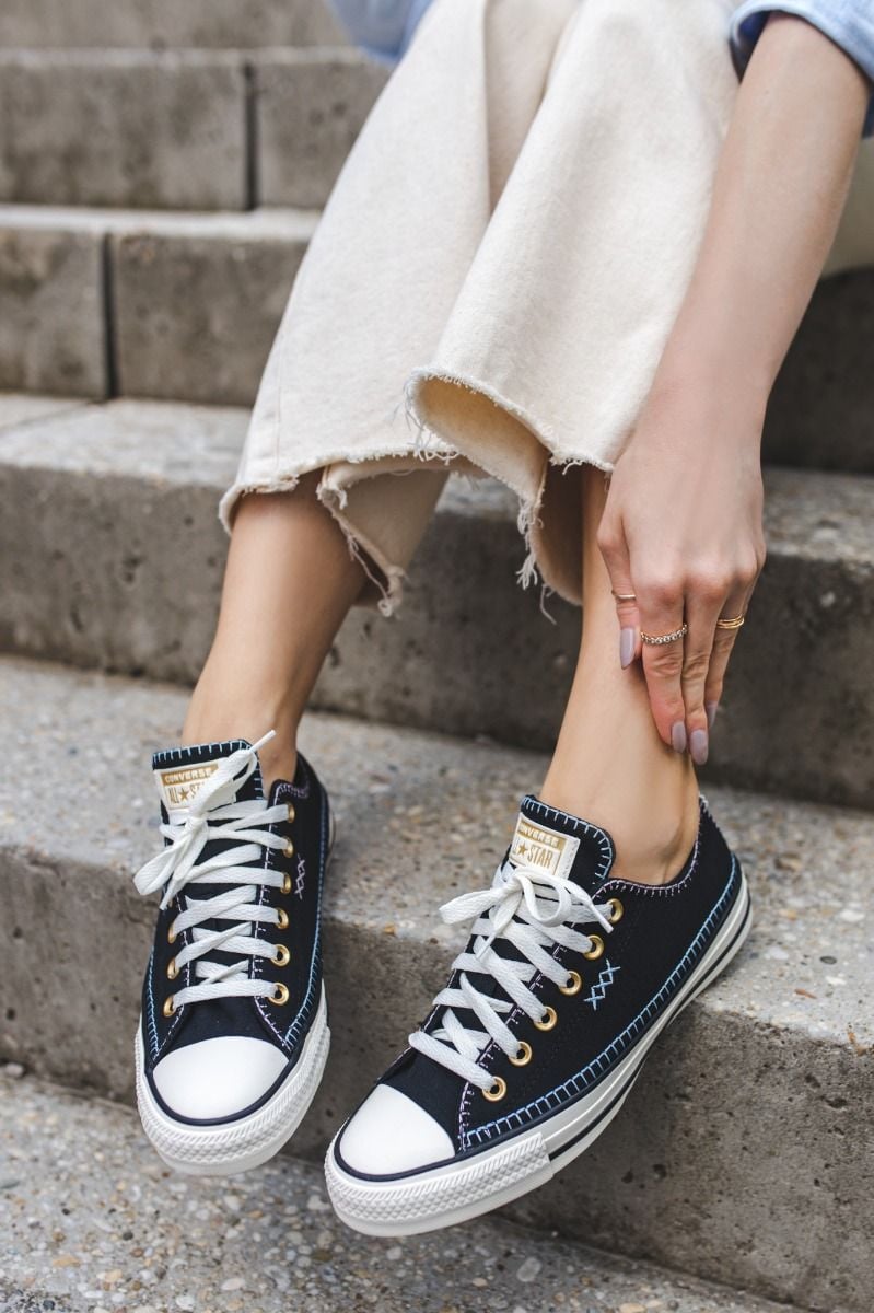 Fekete alacsony szárú vászon tornacipő Chuck Taylor All Star Crafted Stitching